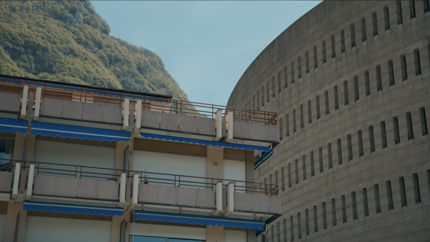 Anton v. Bredow, Architektur des Glücks, 60. Solothurner Filmtagen,  59. Internationale Hofer Filmtage, Kinoauswertung CH/GER 25/26, nominiert für GRANIT Dokumentarfilmpreis, © 