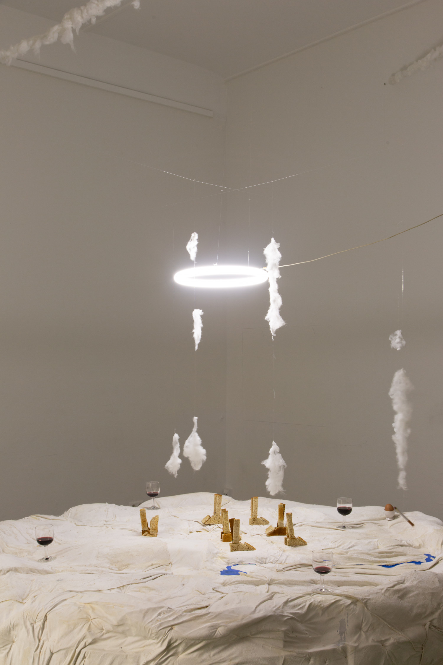 Anton v. Bredow, Flat Earth Camembert, Bachelorarbeit Bühnenraum, HfbK 2021, © Charlie Spiegelfeld