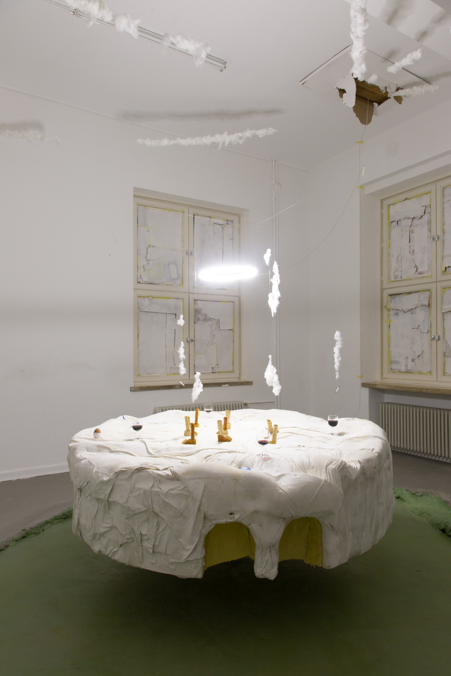 Anton v. Bredow, Flat Earth Camembert, Bachelorarbeit Bühnenraum, HfbK 2021, © Charlie Spiegelfeld