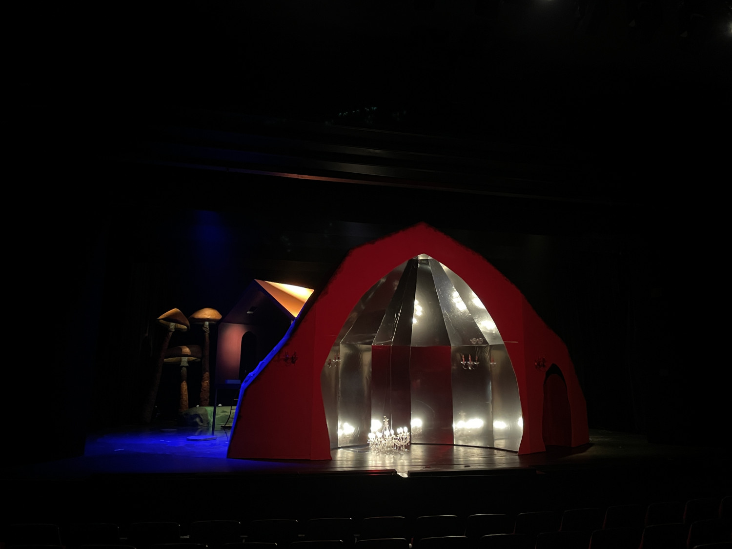 Anton v. Bredow, Schneewittchen, Ernst Deutsch Theater, Spielzeit 22/23, © 